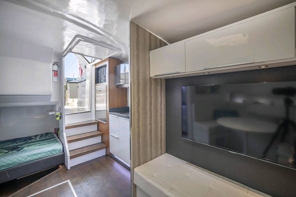 St. Petersburg Boat Rental | PREMIER HOST MODERN 36’ YACHTFULL BATH * KITCHEN *AC * SLEEPS 3PRVT CHARTERS