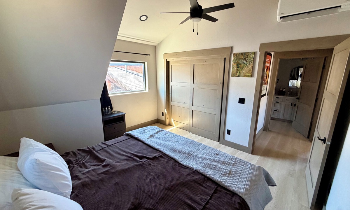Wapiti Ski Chalet | Cozy 2 Bed Chalet, 30 Min to Yellowstone with EV Charger
