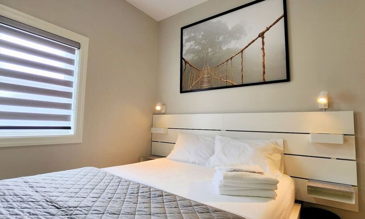 Downtown Apartment | The Zen Escape Modern Queen-Bed Full Apartment