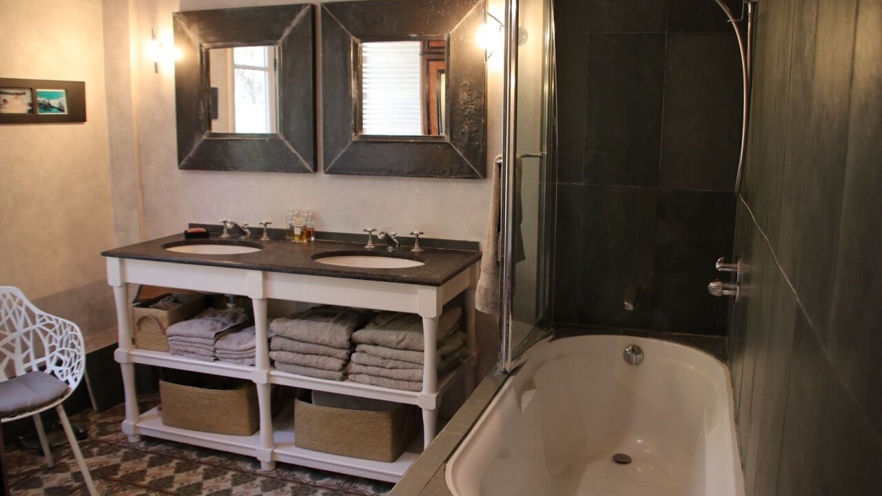 Photo of Bathroom in Cinq-Mars-la-Pile