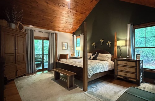 Sapphire House | Luxury Creekside Cottage, Hot Tub, Fire Pit, 4 Porches, Near Cashiers & Sapphire