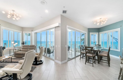 Bonita Springs House | Seabreeze | The perfect tropical family vacation home getaway!