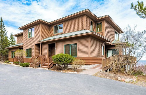 Beaver Bay House | Boutique Luxury On Lake Superior! Stunning Views Sunrise/Moon Waves Romantic