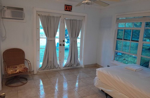 Andros Town Cottage | PARADISE CREEK COTTAGES
