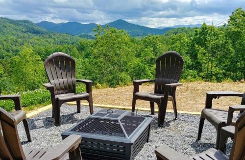 Bryson City House | Peace of Heaven, Modern Chic Cabin, Majestic Mountain Views, Hot Tub, Fire Pit, Outdoor Games, Close to Town