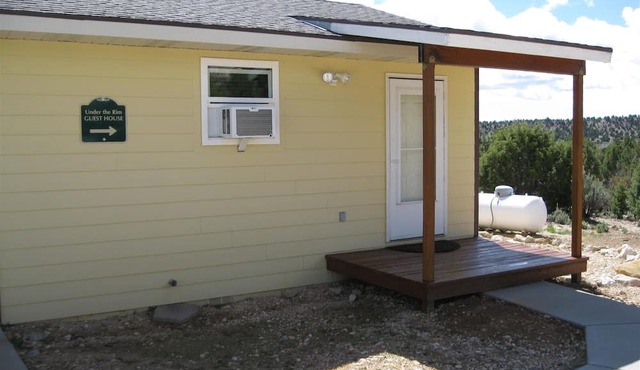 Under the Rim Main House with Detached Cottage. Sleeps 10 in beds. in Tropic
