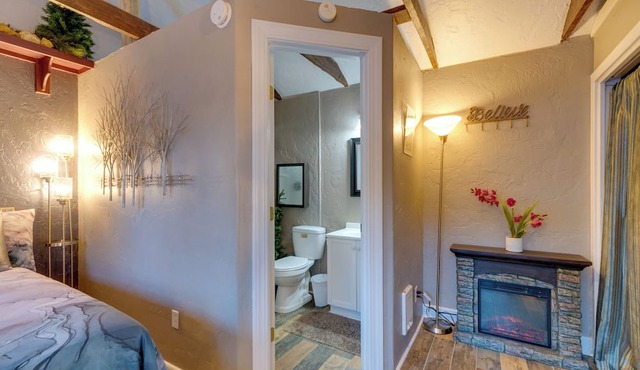 Rustic Log Cabin w/Studio ~ 5 Mi to Pikes Peak! in Green Mountain Falls