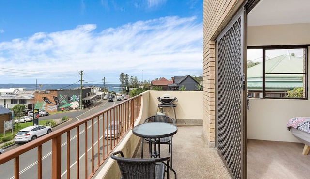 Pet friendly Seaview Apartment in the heart of Coledale village. 100m to Beach in Coledale