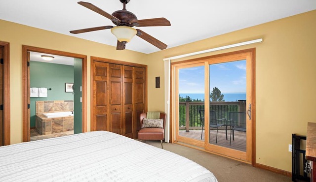 Lake views throughout. Next to golf, hiking, biking trails and winery. in Lutsen
