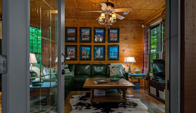 Mins to Cade's Cove! Dreamy Cabin and Outdoor Oasis! Hot Tub & Firepit! in Townsend