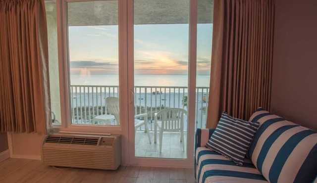 Escape to Romantic 4th Floor Beachfront Stateroom with Beach View: Beach, Pool, Tiki Bar, Grills in Treasure Island