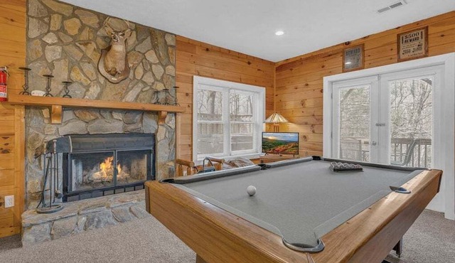 Scooby Shack - 10 mins to Main St Blowing Rock, hot tub, pool table in Blowing Rock