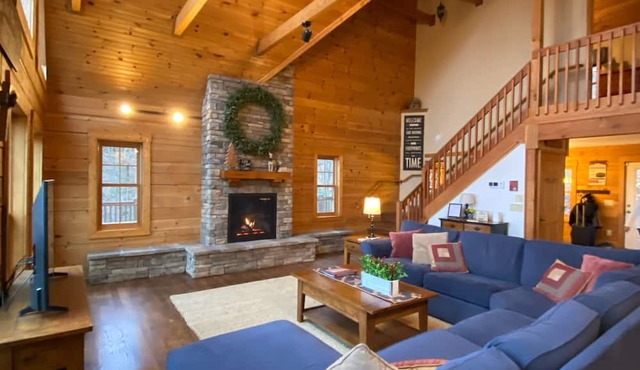 Large Log Cabin ON APP SKIMTN, HotTub, Pool Table, Kayaks, LOCATION! 100+reviews in Blowing Rock