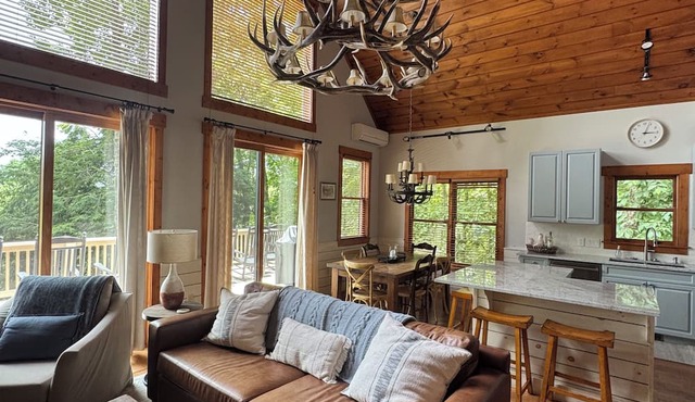 Custom Built Mountain Home on 4 Acres - 5 Miles from Old Edwards Inn in Highlands