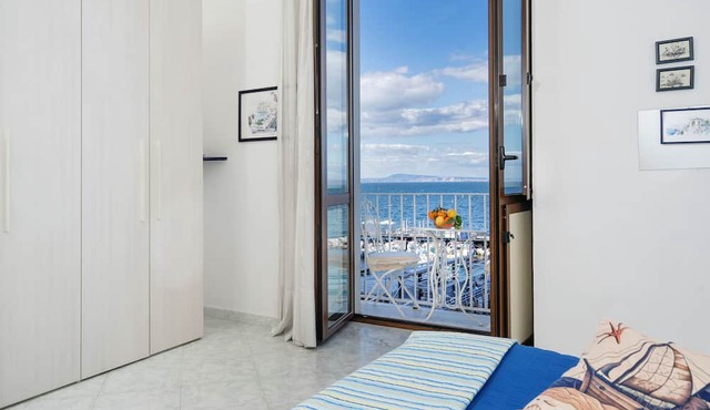 Al Mare Apartment Sorrento, 1 Bedroom sea view beach apartment in Sorrento for up to 4 people in Sorrento