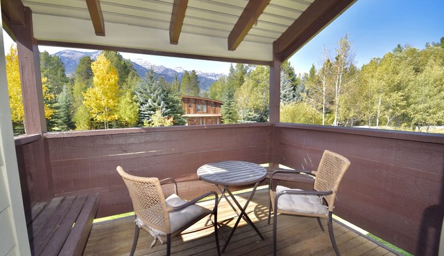 Private Top Corner Condo-5 mins to Ski Resort - Deck, BBQ & Great Mtn Views in Wilson