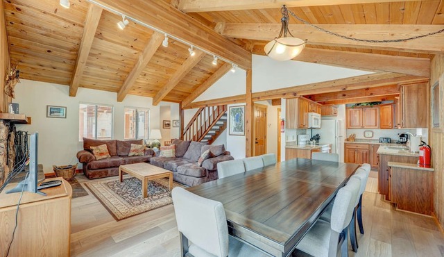 Remodeled home with private hot tub, pool access & free ski shuttle in NorthStar-Truckee