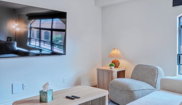 Lovely Beachside 2-Bedroom Apartment in Santa Monica