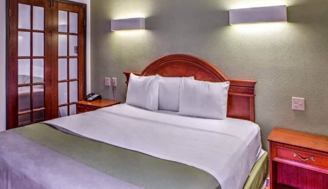 1 King Bed|Suite,Smk,Hot Tub in Dallas