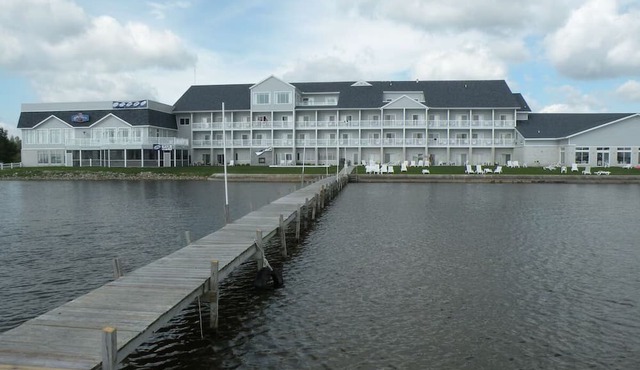 Two Queen w/Bunk Beds | Free Breakfast | Direct Pool w/Slide & Jacuzzi Access in Houghton Lake