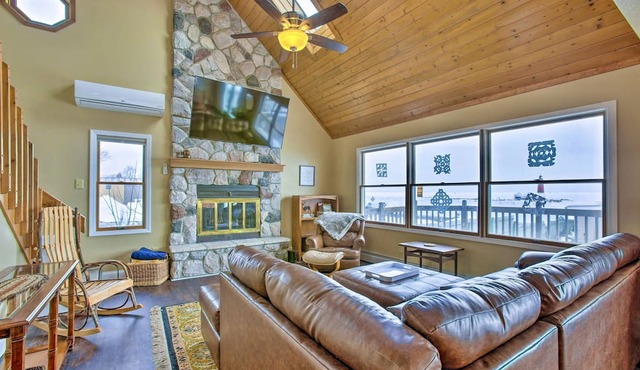 Family-Friendly Cottage on the Lake in Houghton Lake