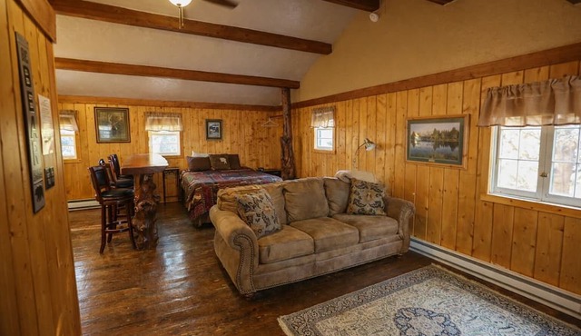 Pet-Friendly Studio Cabin with River Access, Mountain Views & Hot Tub! in Dubois