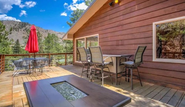 Serenity Pikes Peak Cabin with Hot Tub & Dog Friendly in Colorado Springs