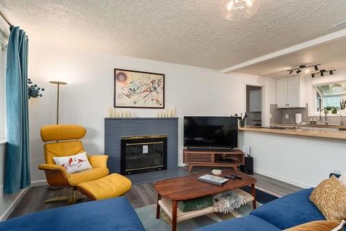 #StayinMyDistrict Quiet 2BR Office Pet Friendly in Vancouver