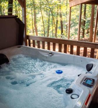 Cheerful Two Bdrm Cabin with Hot Tub & Pet Friendly in Rockbridge