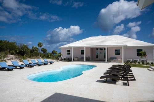Pink Sands Point estate in Governorʼs Harbour